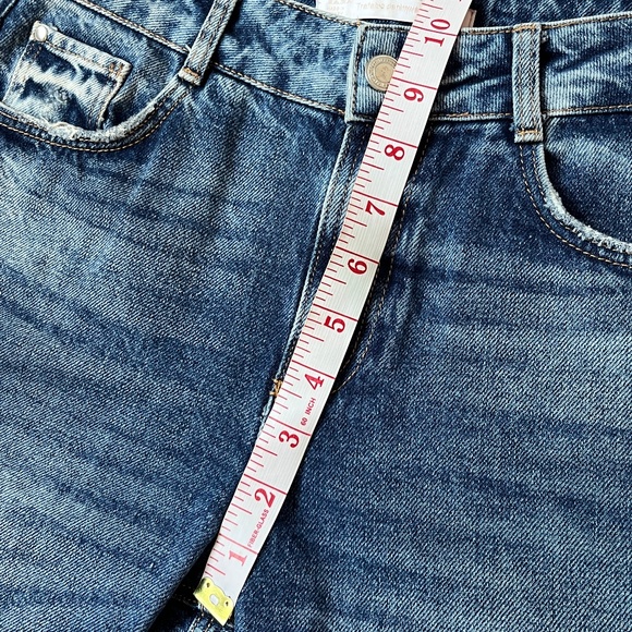 Zara  (4/36) distressed, cropped jeans with fishnet inserts (S). - Picture 13 of 16